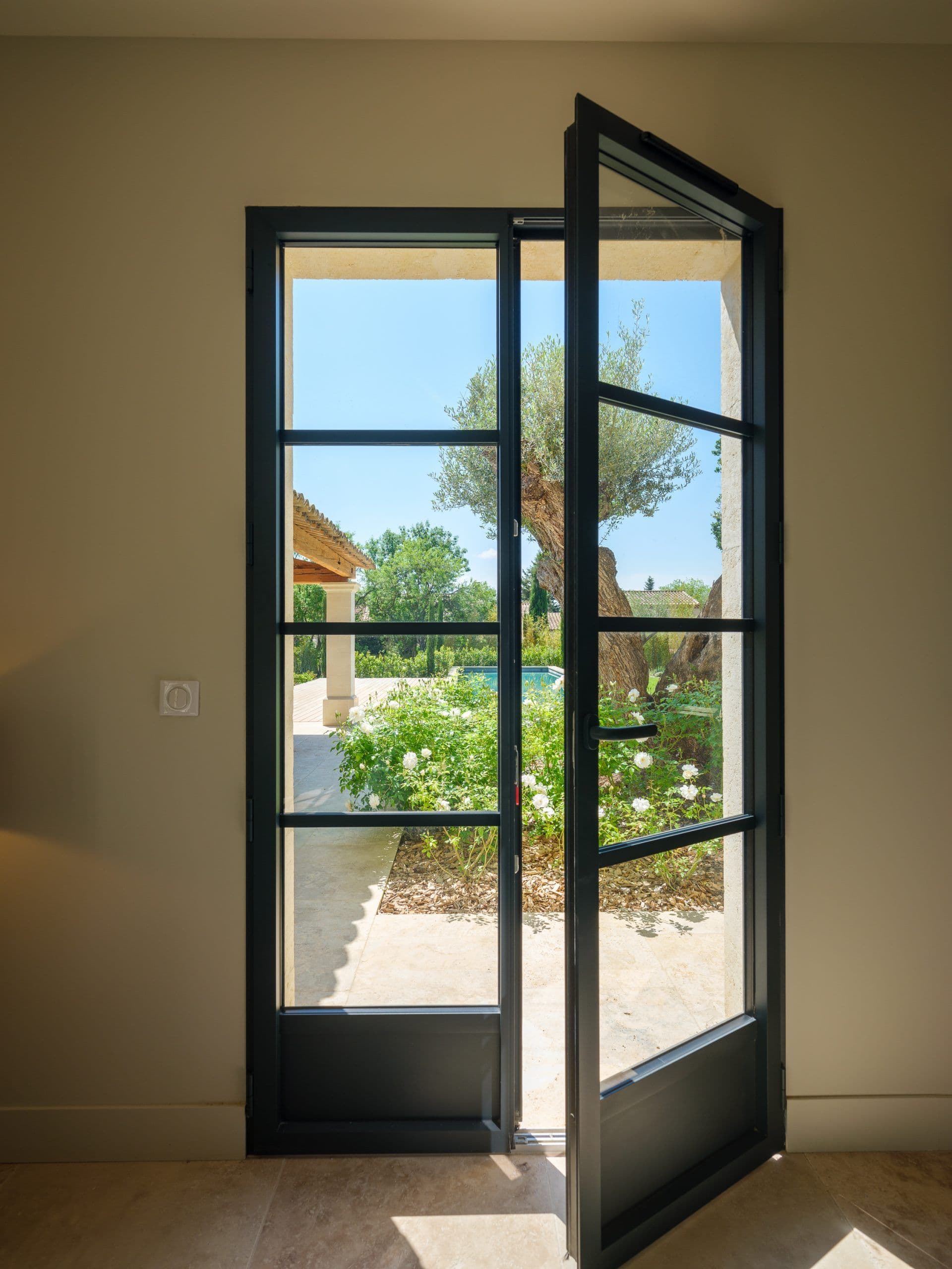 Fenêtre ou porte-fenêtre avec vitrage isolant