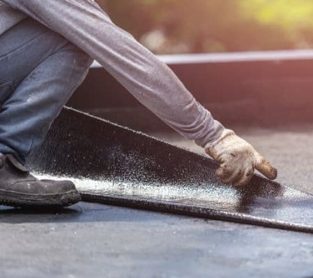 Pose d'une membrane d'étanchéité sur une toiture-terrasse