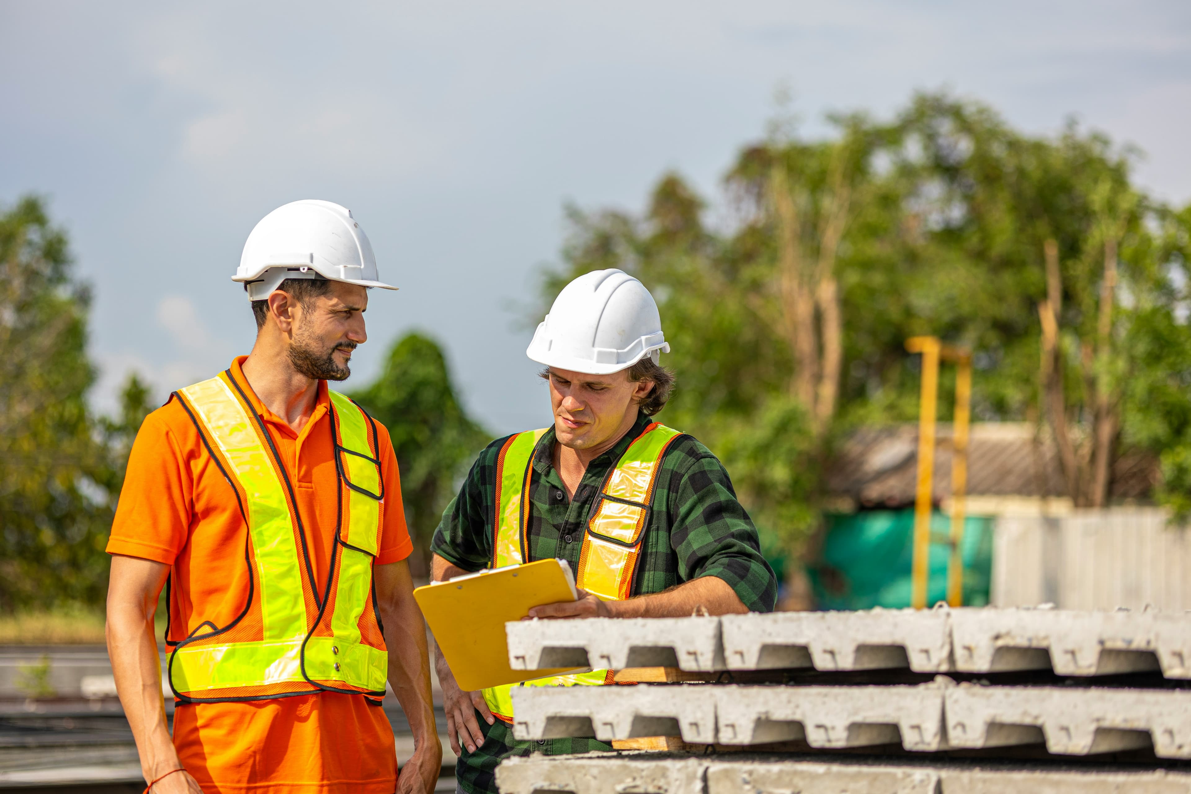 Techniciens pilotant le suivi d'un chantier de rénovation énergétique publique